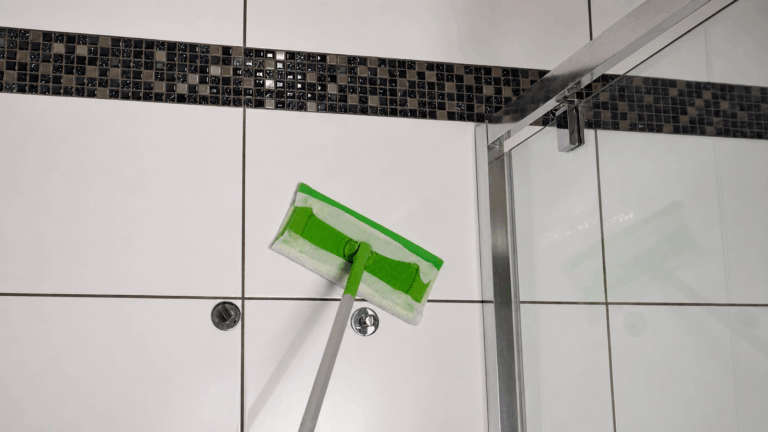 Ein einfacher Trick für ein sauberes Bad: So bleiben die Fliesen länger glänzend